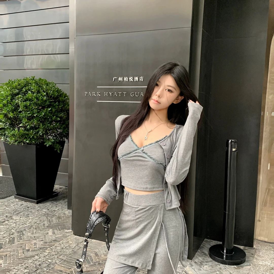 2025港味新款交叉吊带毛边背心+长袖开衫+设计感高腰裙裤三件套