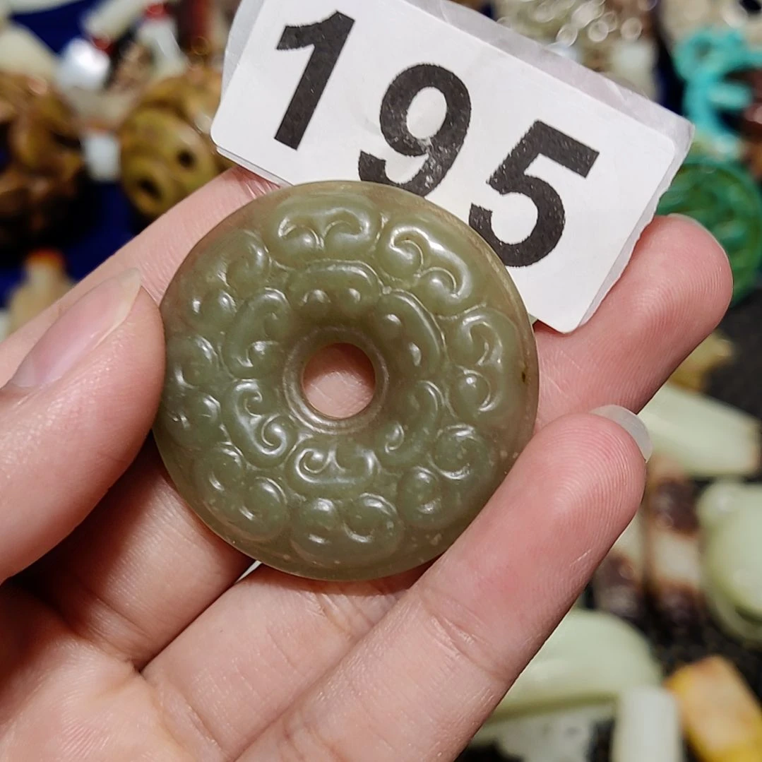 透闪石质玉未镶嵌颈饰