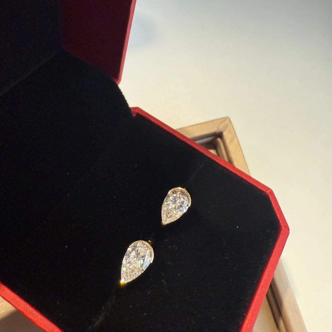 实验室培育钻石18k金水滴包镶1卡黄耳扣00005192