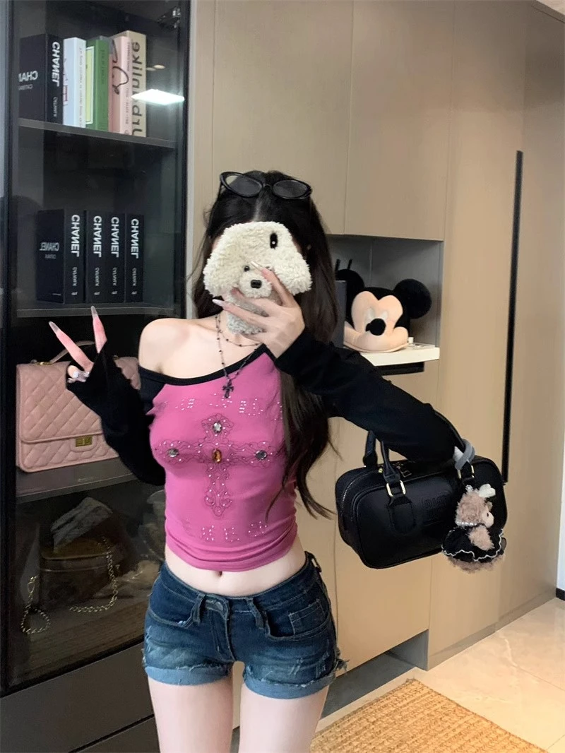 十字架烫钻斜肩长袖T恤女春季设计感修身辣妹撞色紧身打底衫上衣