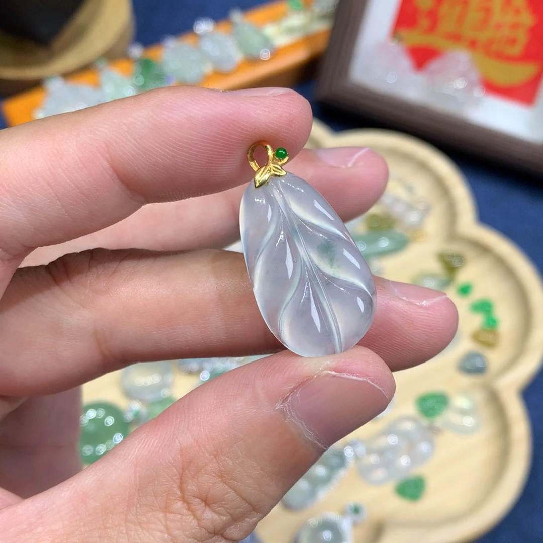 翡翠18K金镶嵌颈饰叶子