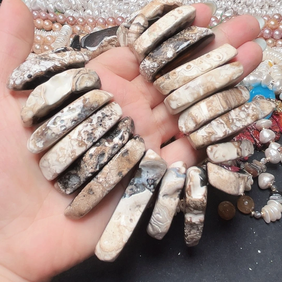 玛瑙/玉髓未镶嵌珠宝半成品K444。原皮玛瑙白色一条