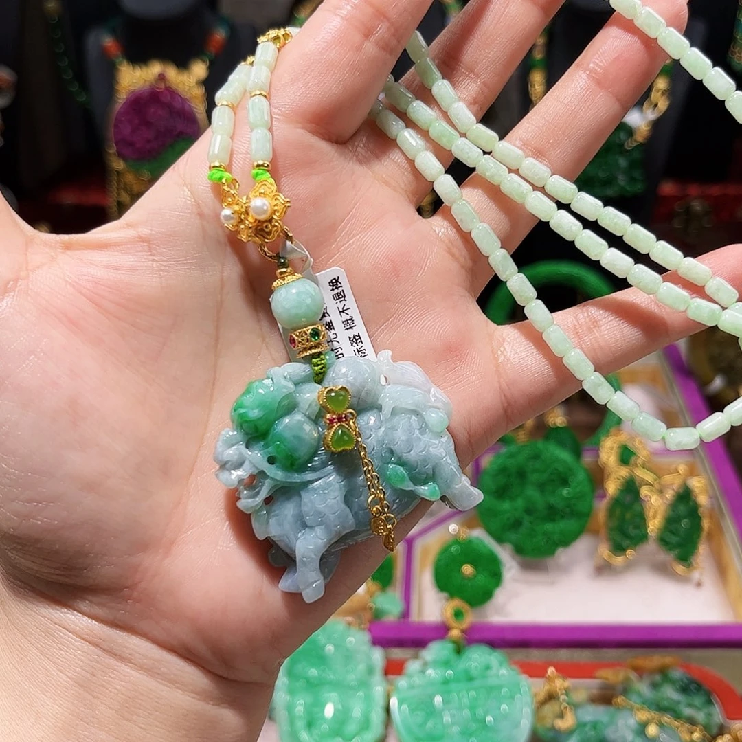 【闪购商品】翡翠吊坠(赠链)未镶嵌麒麟