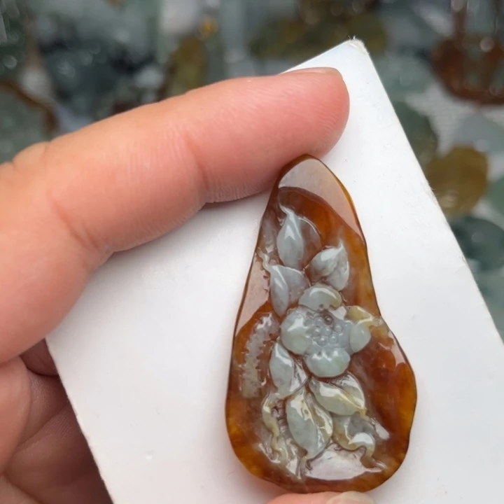 翡翠未镶嵌颈饰荷花