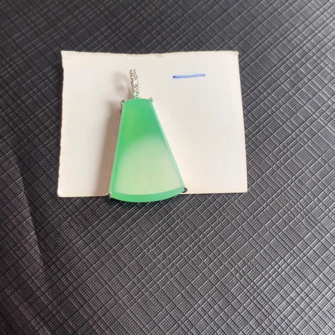 翡翠18K金镶嵌颈饰翡翠