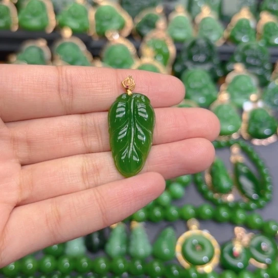 颈饰18K金镶嵌和田玉（碧玉）