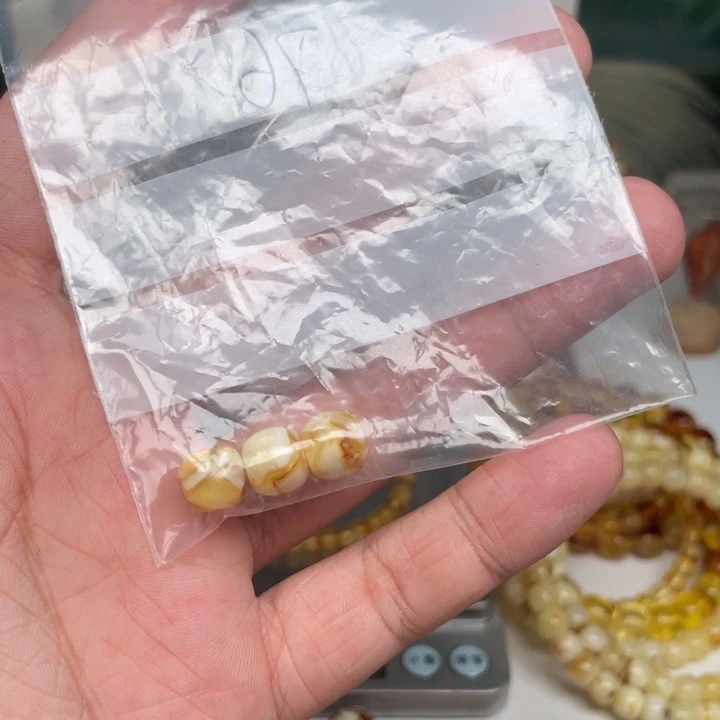 莓***鬼琥珀未镶嵌裸石76号