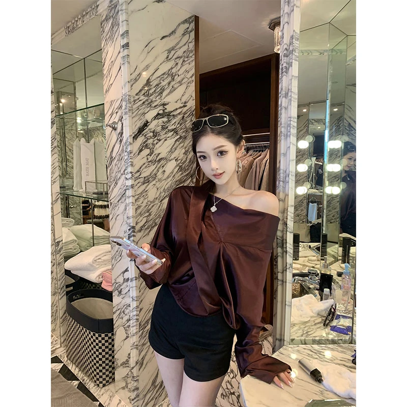 2025今年秋季新款ins气质清冷御姐范斜领长袖上衣女+高腰显瘦短裤