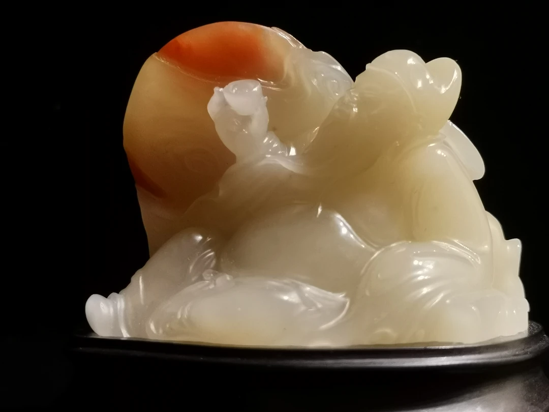 寿山结晶芙蓉石人物摆件（举杯邀明月）尺寸：6.1*4.5*3.8（厘米）