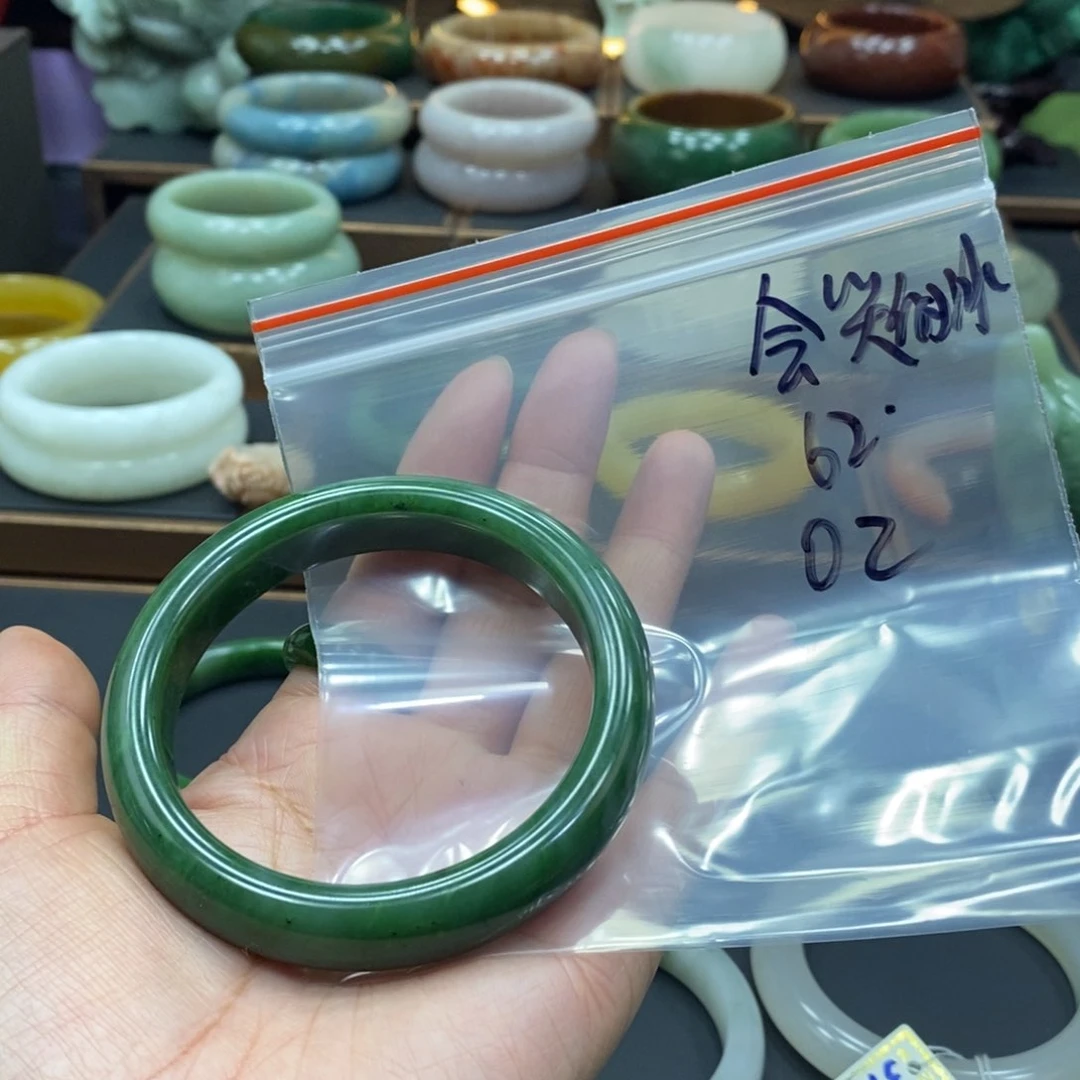 和田玉手镯未镶嵌会****