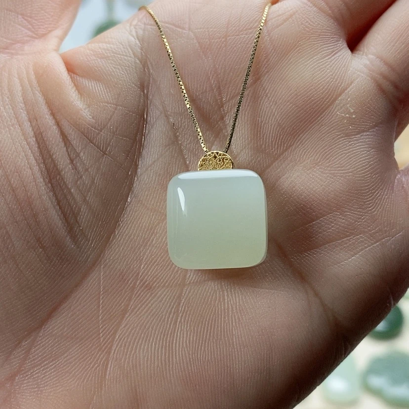 【闪购商品】颈饰18K金镶嵌和田玉