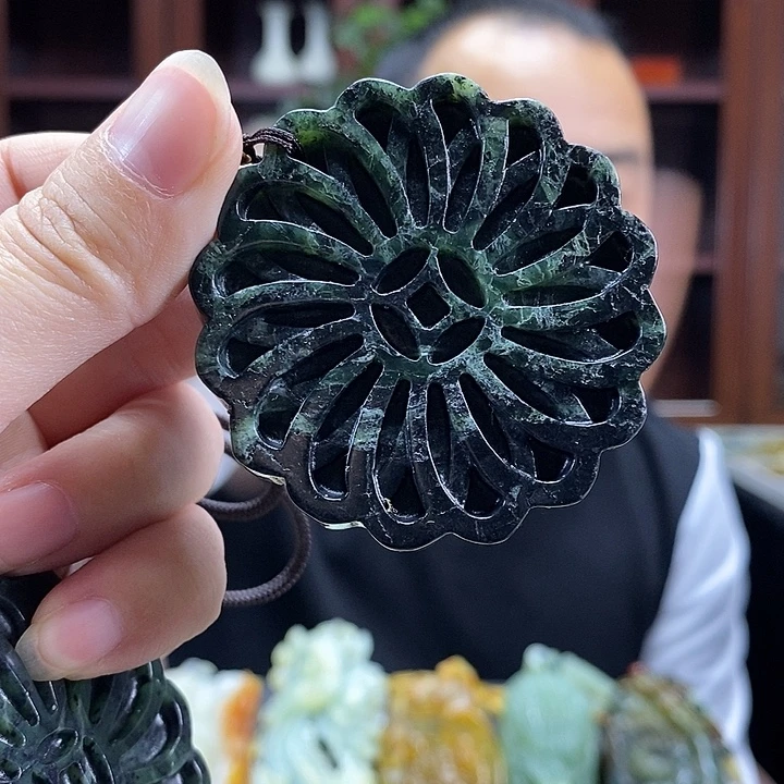 蛇纹石玉未镶嵌颈饰