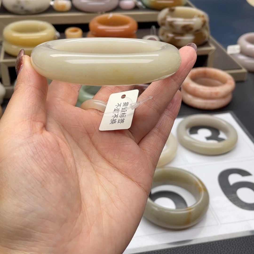 石英质玉未镶嵌手镯