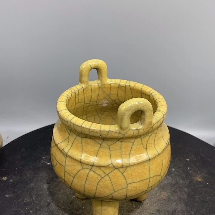 哥窑三足炉造型独特
