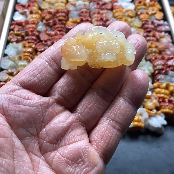 石英质玉（黄龙玉）未镶嵌颈饰