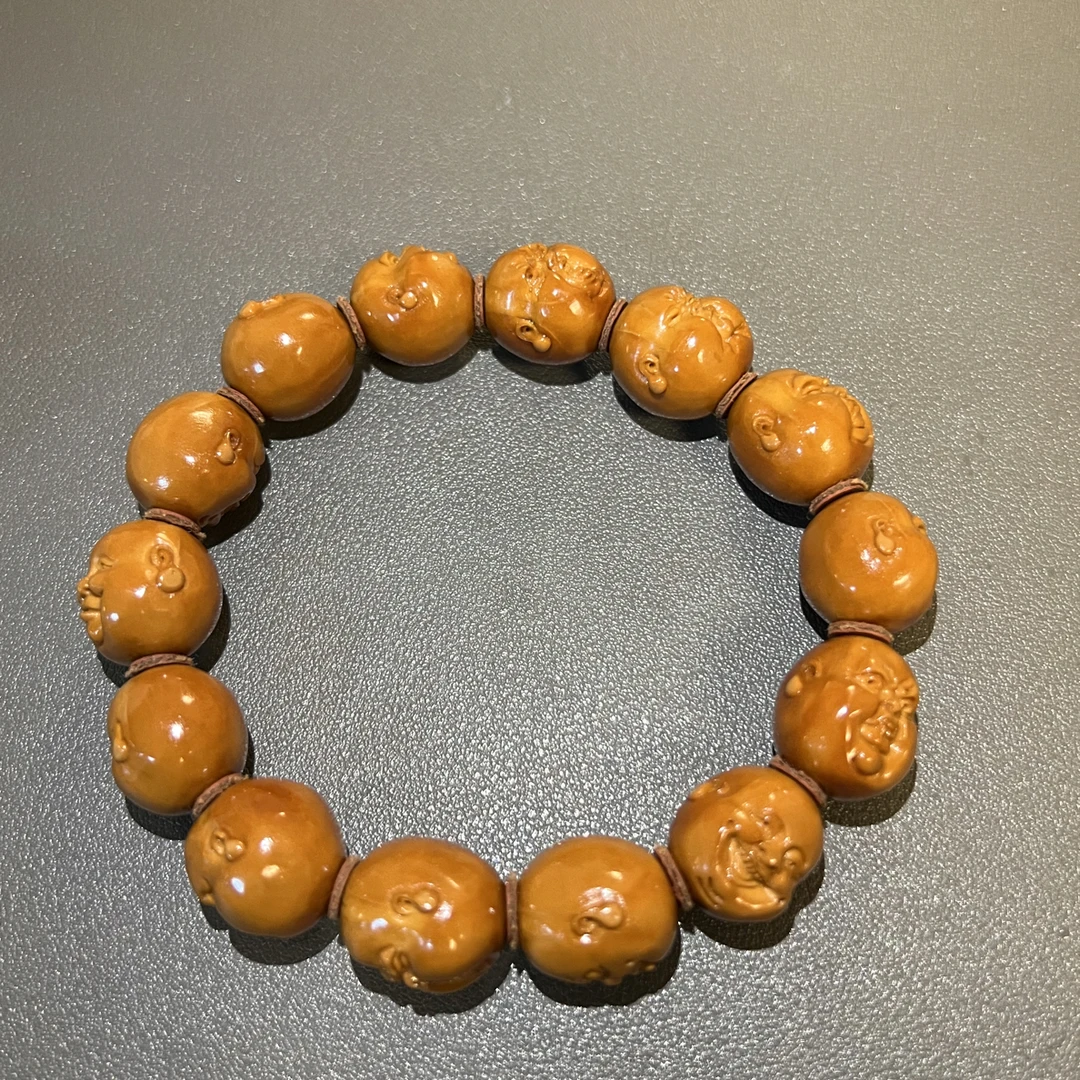 橄榄核雕刻人生百态