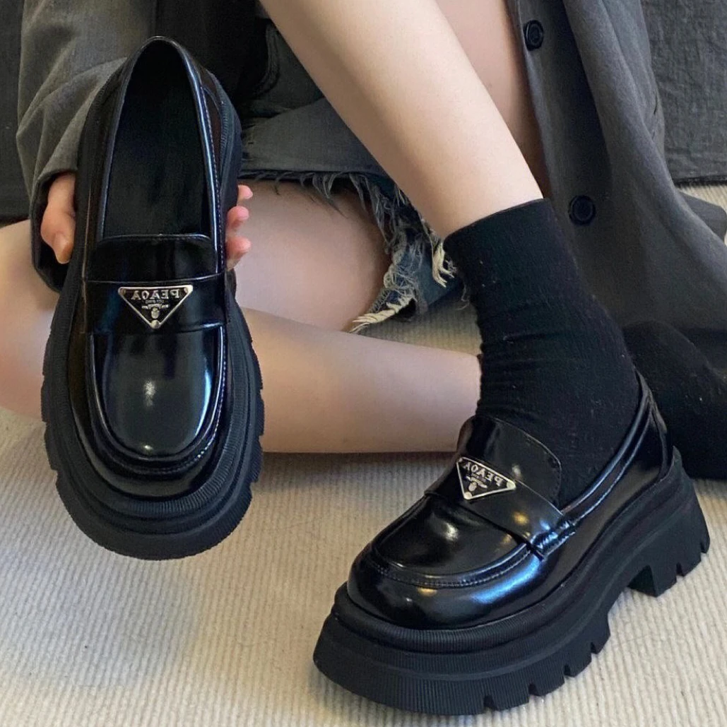 T05乐福鞋女2025春秋新款三角标圆头厚底一脚蹬小皮鞋亮皮单鞋潮