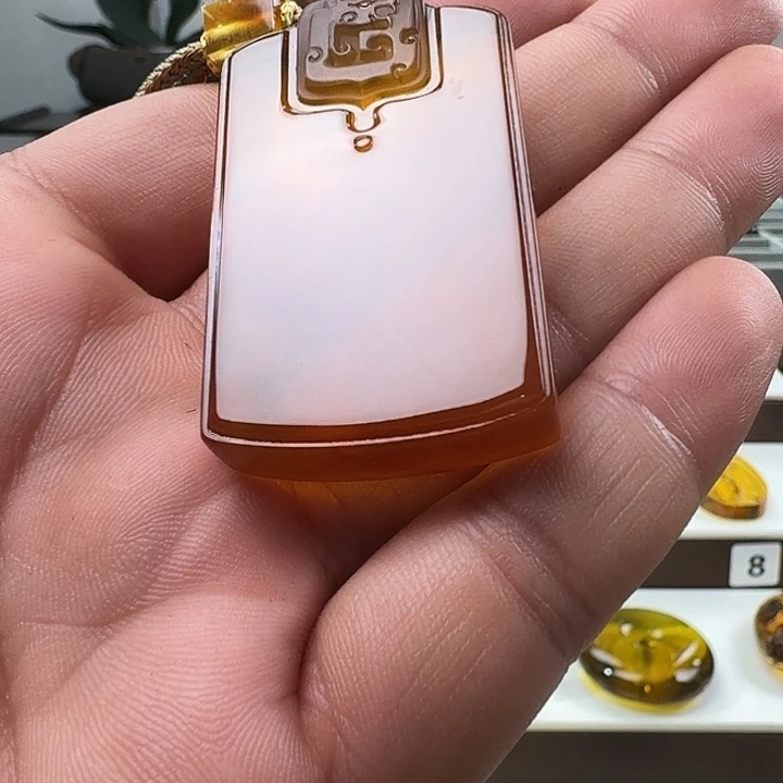 琥珀未镶嵌颈饰仿古龙牌