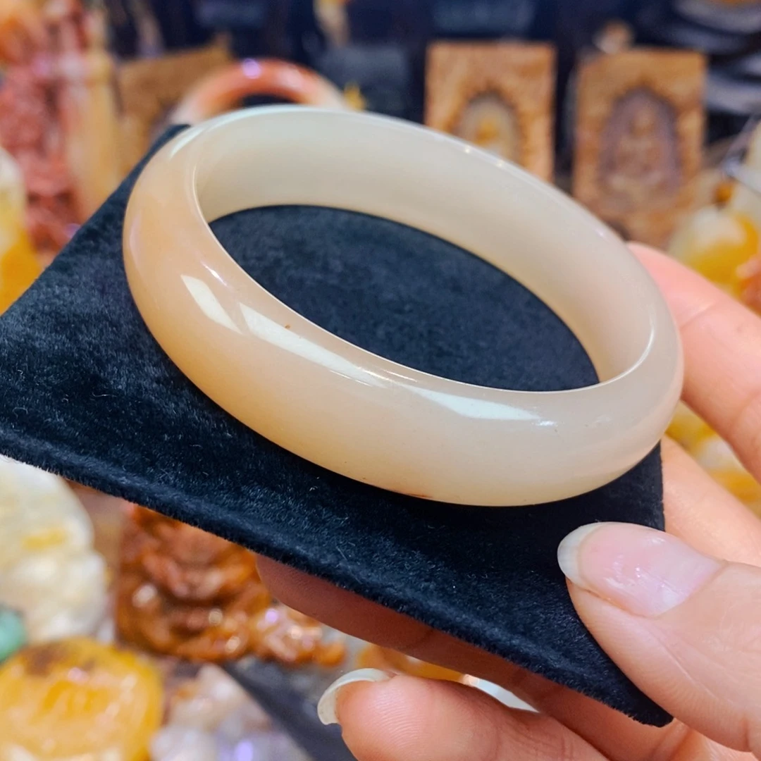 未镶嵌石英质玉（黄龙玉）颈饰