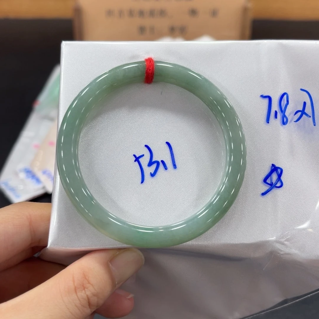 翡翠手镯未镶嵌翡翠