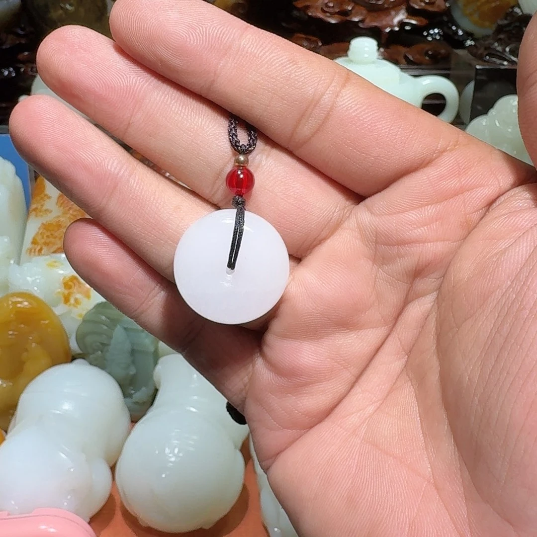 未镶嵌透闪石质玉挂件多**措