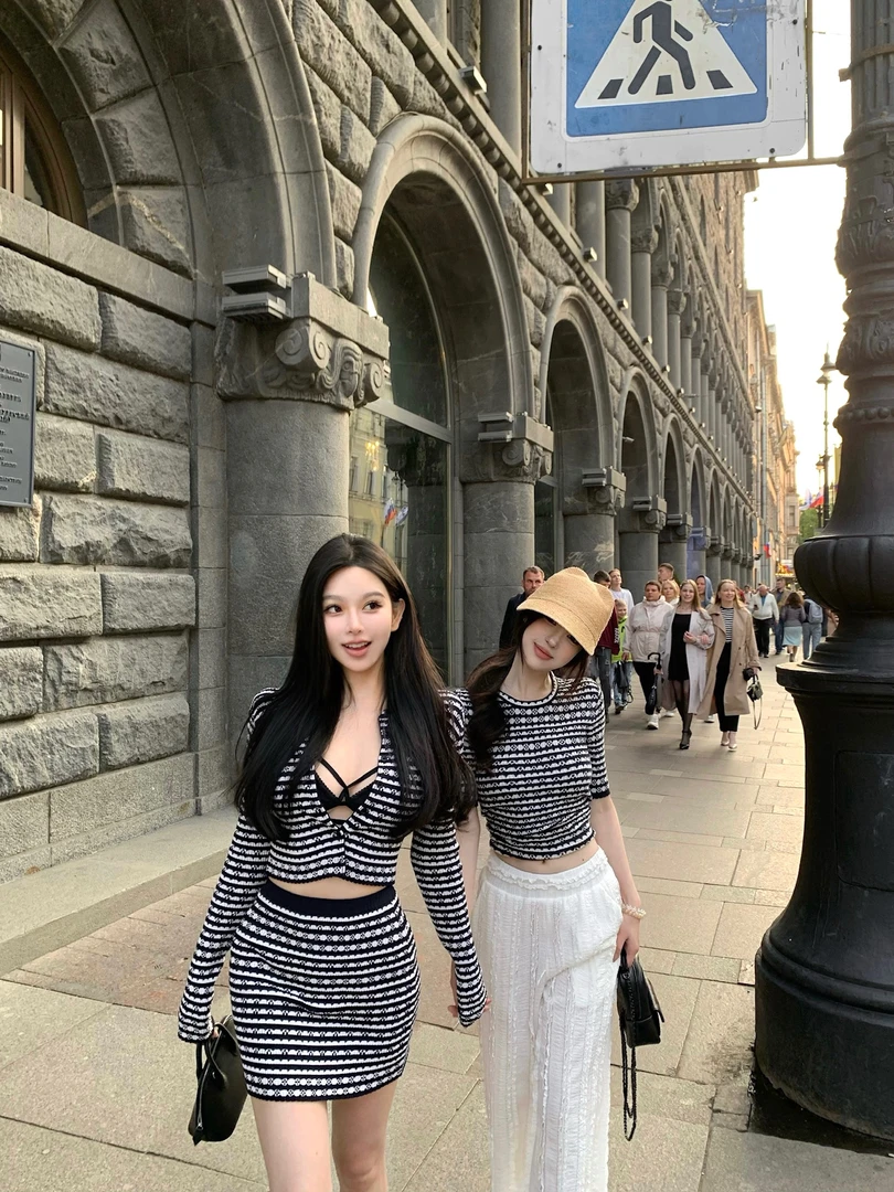 马户家条纹双织钩花针织短款上衣开衫+包臀裙两件套