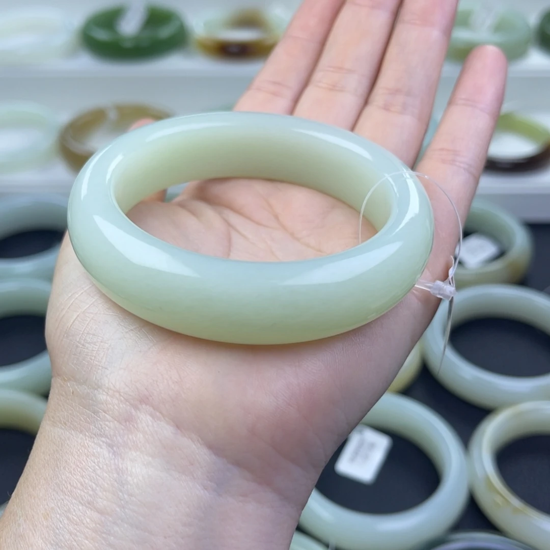 和田玉未镶嵌手镯