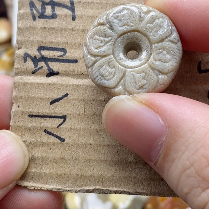 硅化珊瑚（珊瑚玉）颈饰未镶嵌
