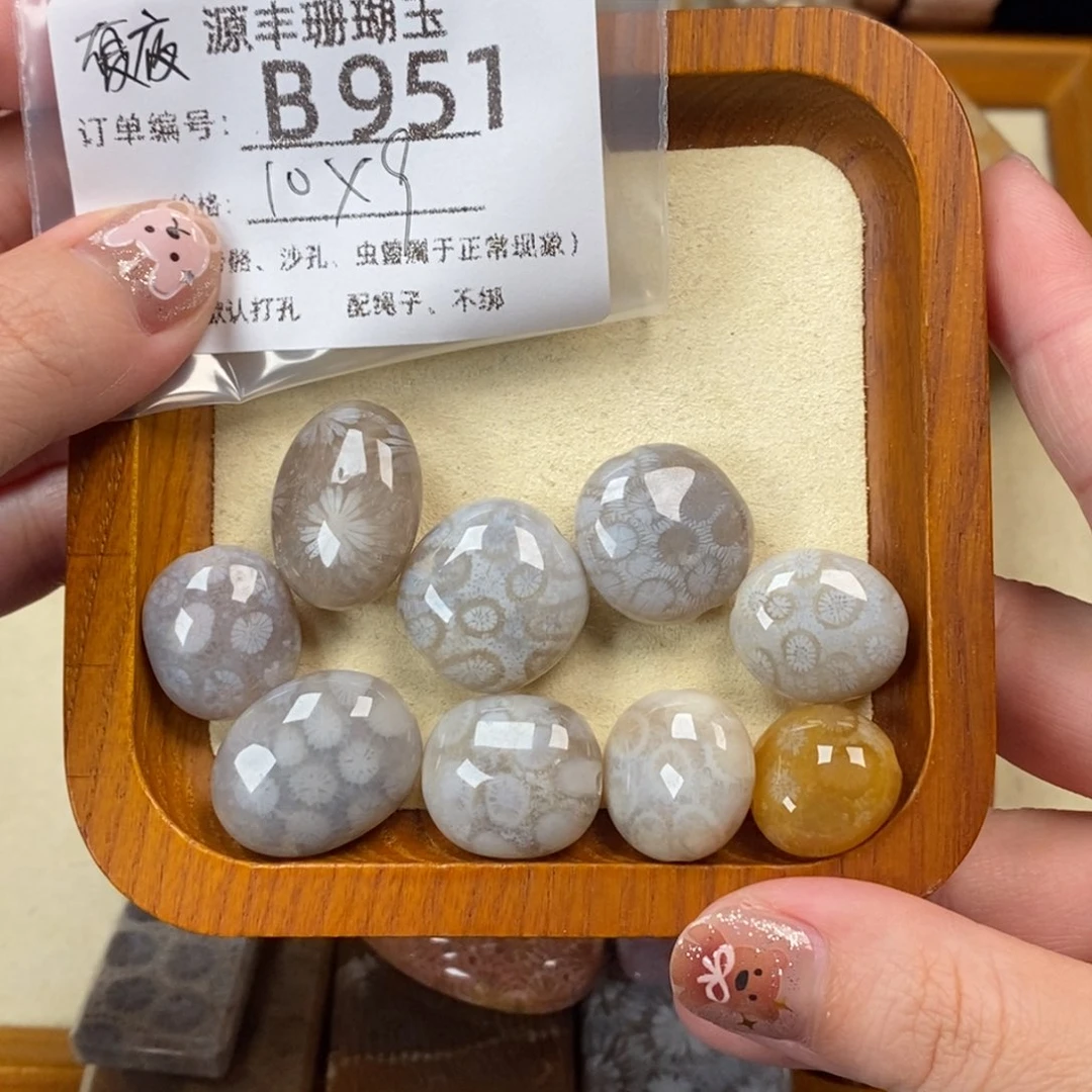 夏***铭未镶嵌颈饰硅化玉