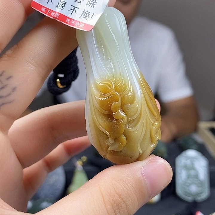 转***子和田玉未镶嵌颈饰