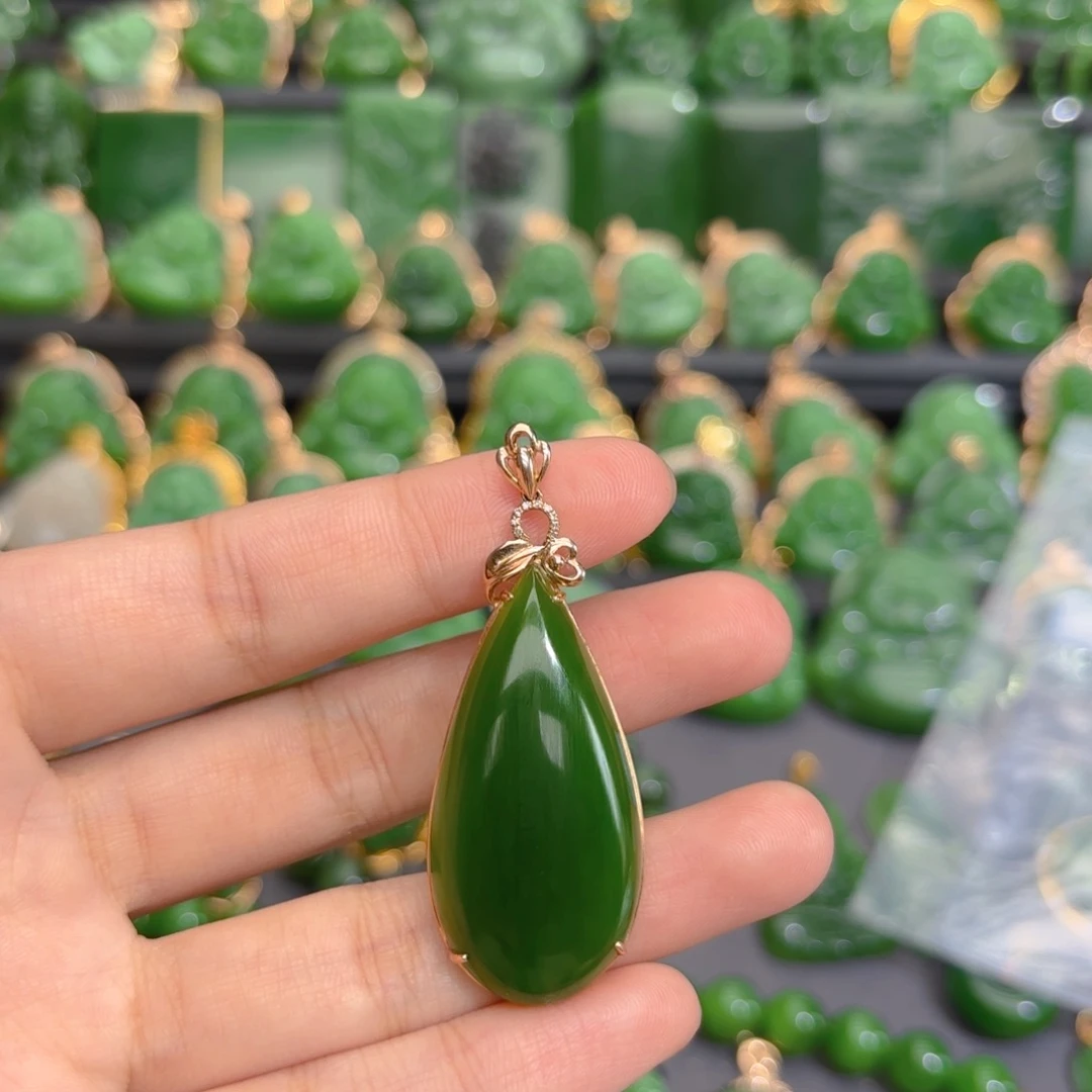 颈饰18K金镶嵌和田玉（碧玉）