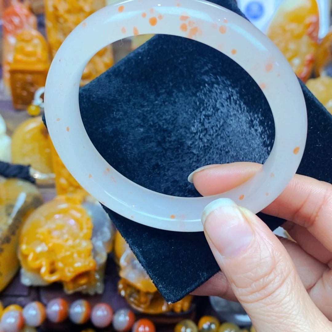 未镶嵌石英质玉（黄龙玉）颈饰