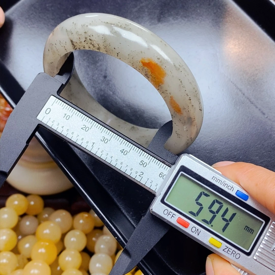 石英质玉（黄龙玉）颈饰未镶嵌