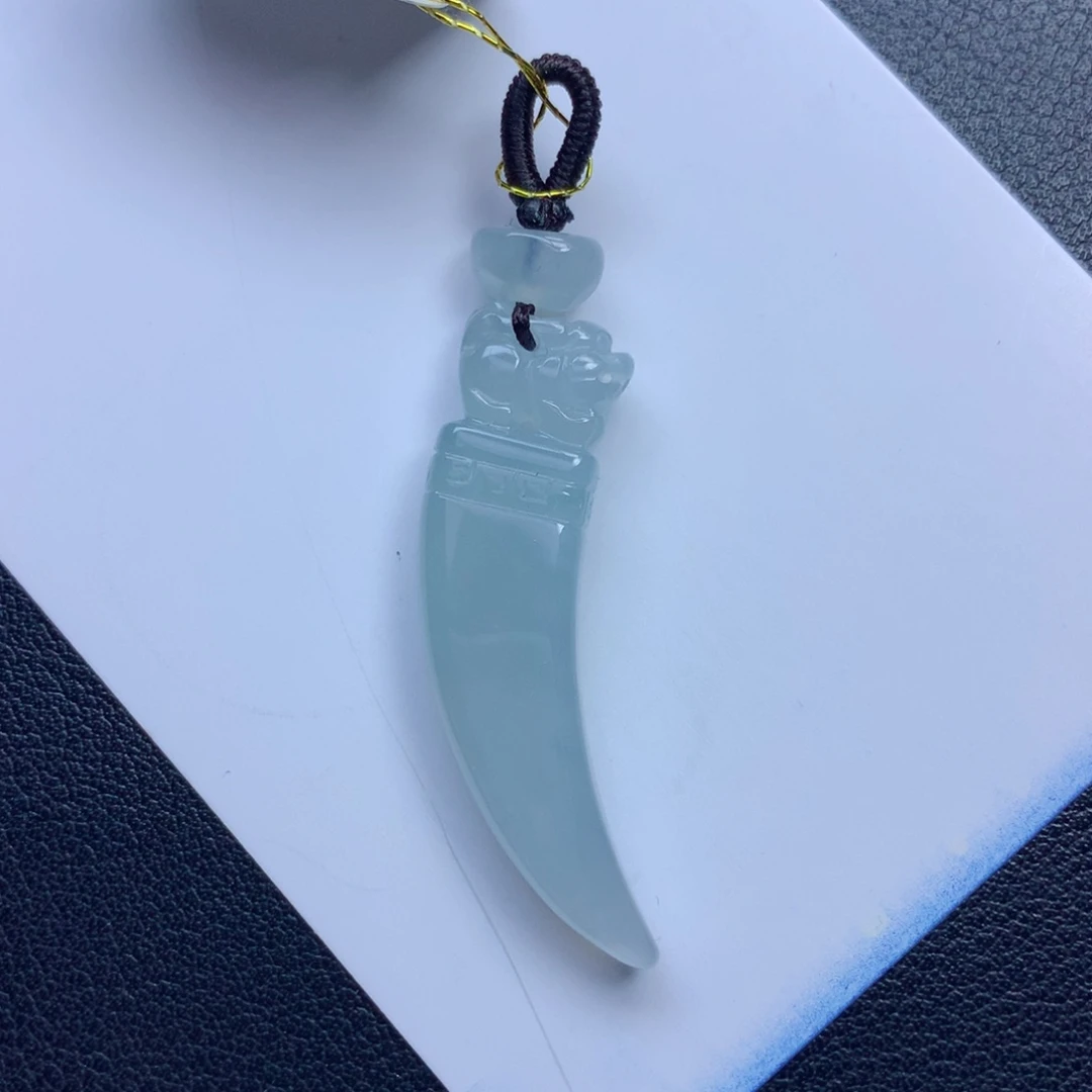 翡翠颈饰未镶嵌龙牙
