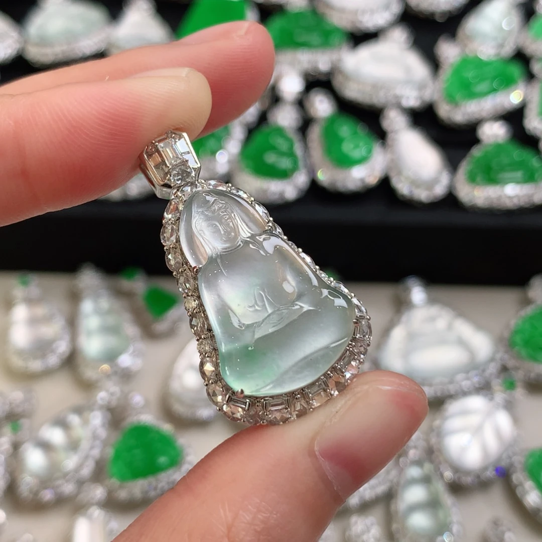 颈饰18K金镶嵌翡翠观音