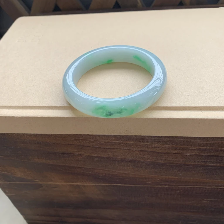 冰透细腻阳绿手镯，特价13900圈口52.8-12.2-8.5，天然翡翠缅A小纹