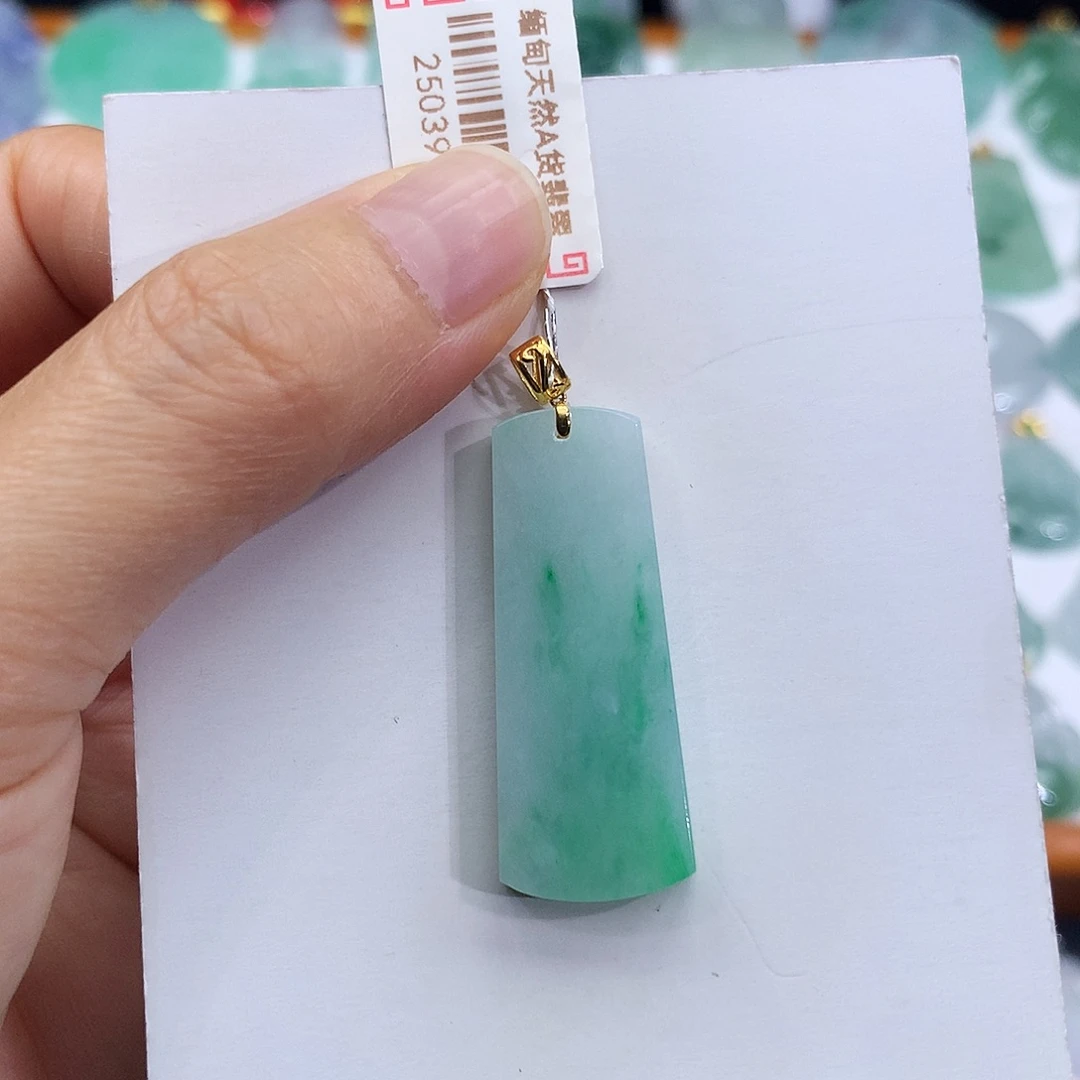 翡翠18K金镶嵌颈饰翡翠吊坠