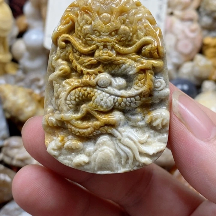 颈饰未镶嵌硅化珊瑚（珊瑚玉）有瑕