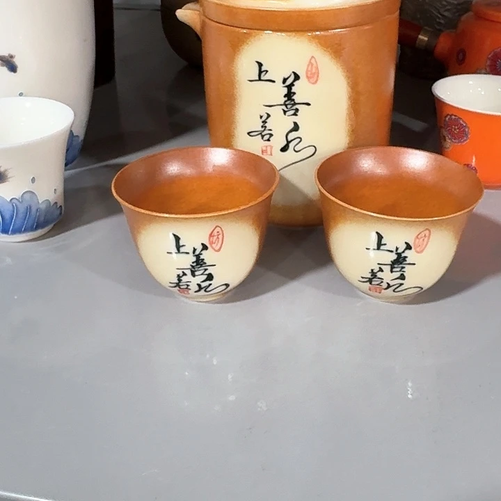 主人杯一个，瓷。。品茗