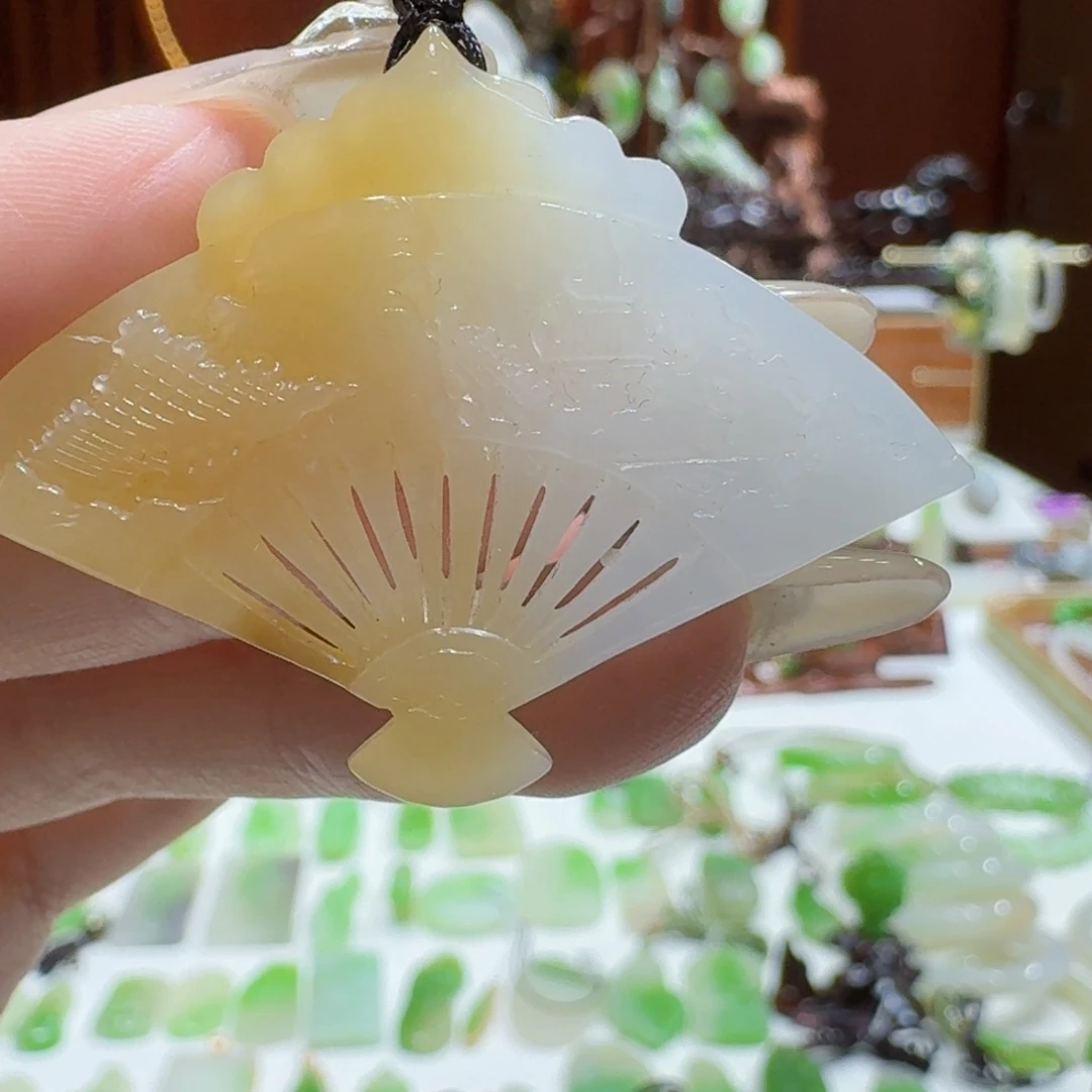 和田玉（糖玉）未镶嵌挂件糖白小折扇