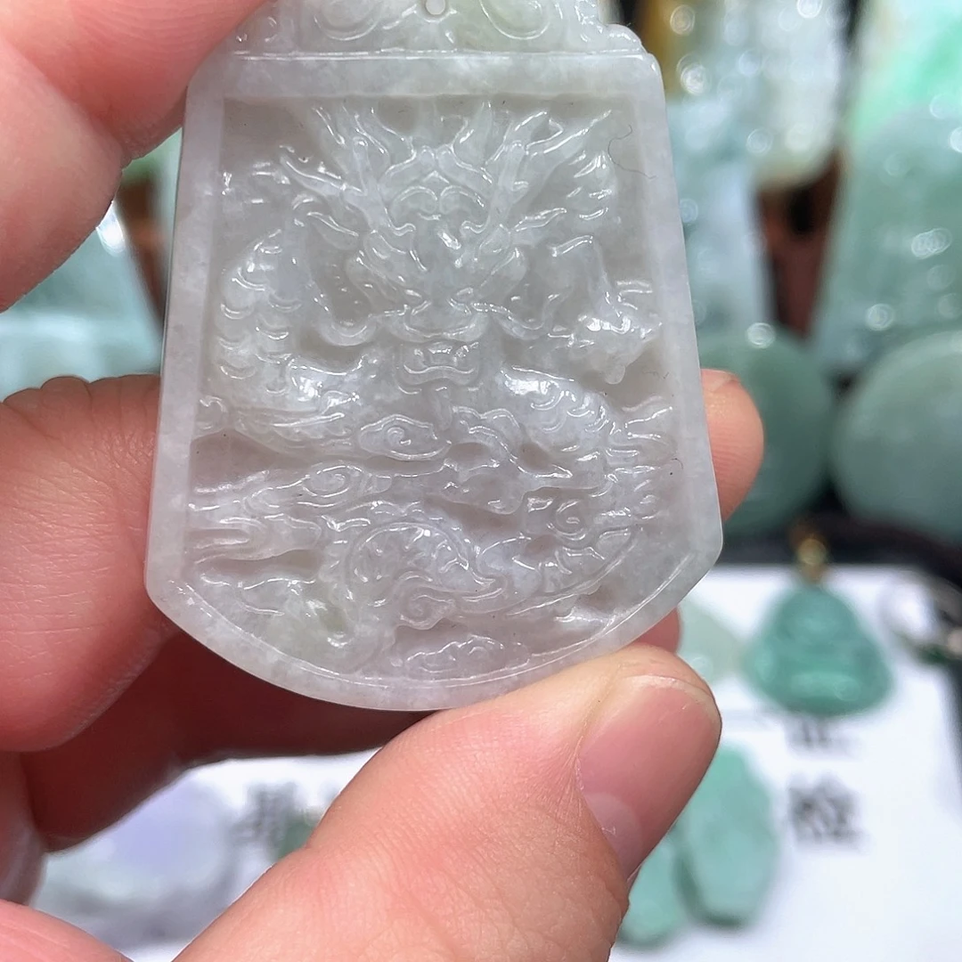 翡翠未镶嵌颈饰龙牌
