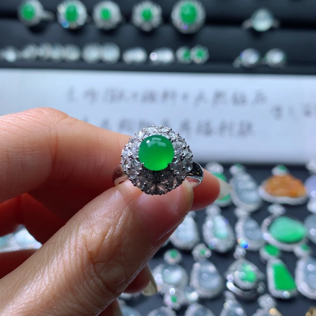 18K金镶嵌戒指翡翠伴钻