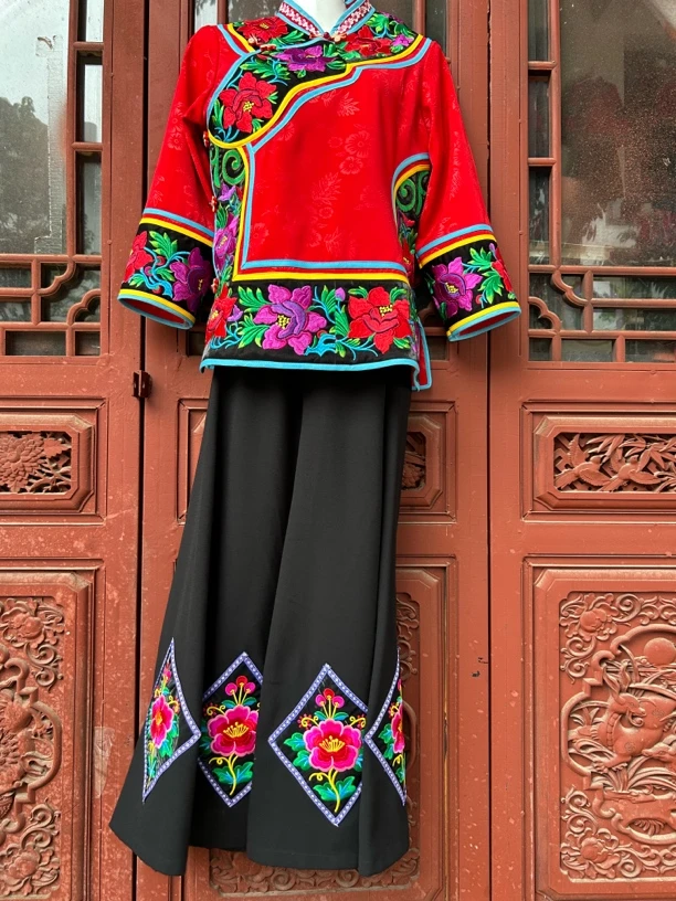 云南楚雄彝族左脚舞红色女士绣花套装