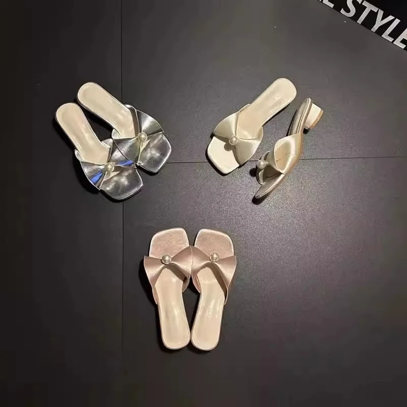 2025年新款千金风珍珠蝴蝶结凉拖鞋女外穿时尚气质软底粗跟一字拖
