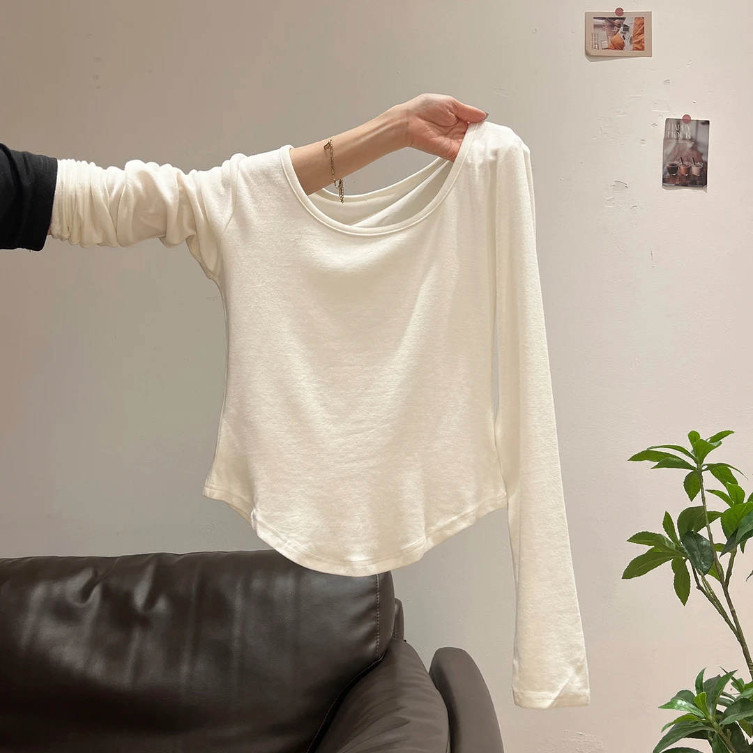 奶白色正肩设计感长袖t恤女2025秋季新款弧形下摆别致打底衫上衣