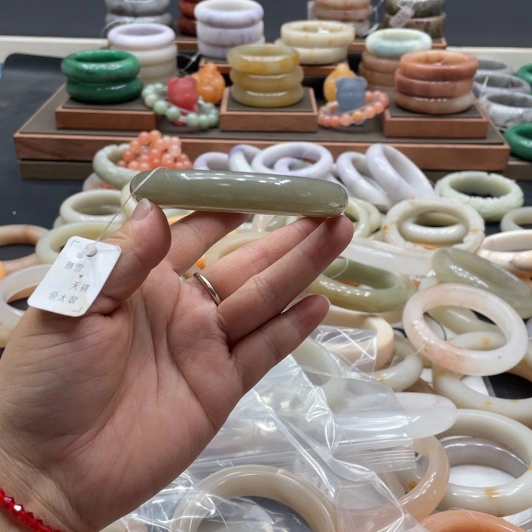 饕***餮石英质玉手镯未镶嵌
