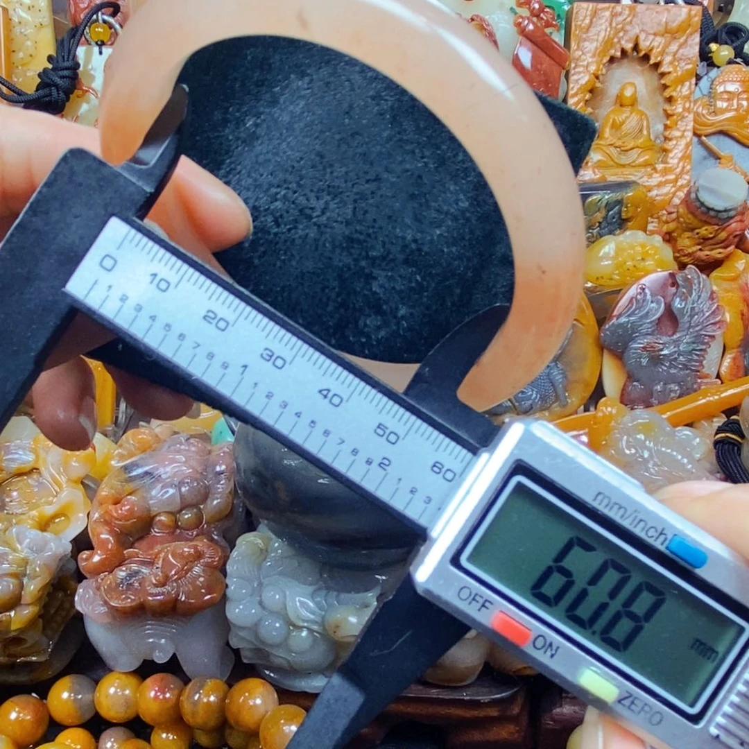 未镶嵌石英质玉（黄龙玉）颈饰