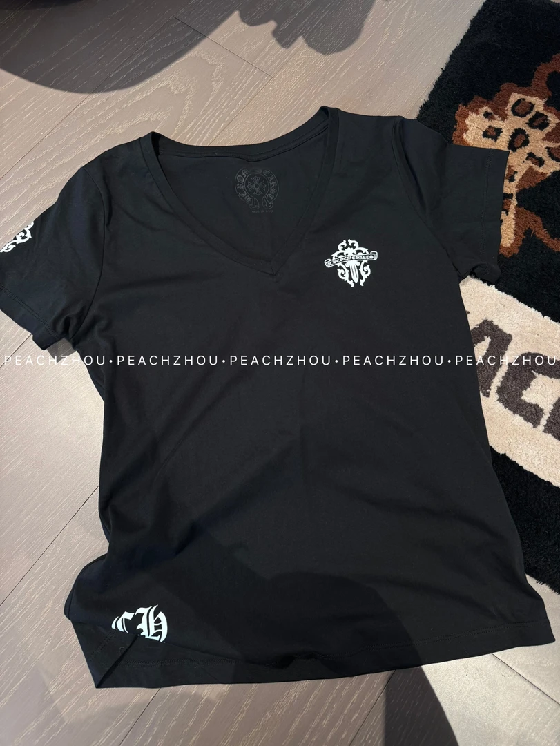 『PEACHZHOU』梵文十字心印花深V桃心领修身短袖美式休闲辣妹T恤女