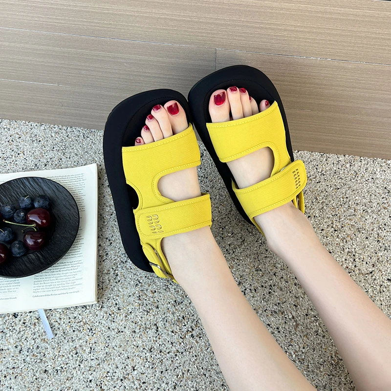 2025新款夏季超火凉鞋露趾女低帮纯色魔术贴皮带扣罗马鞋