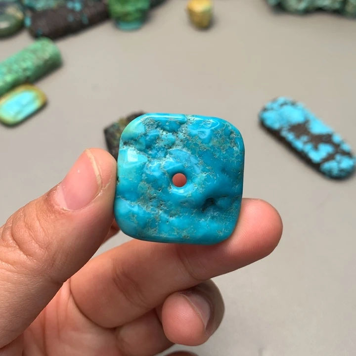 绿松石未镶嵌颈饰